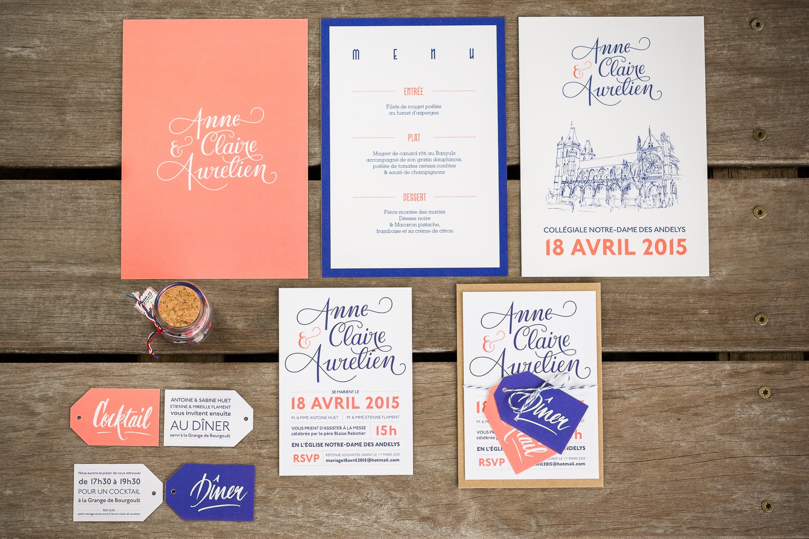 Faire part mariage corail et bleu. Faire part mariage avec calligraphie. Faire part et coupons. Faire part moderne. Faire part sur mesure. Papeterie personnalisée. Les crâneuses