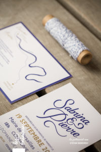 Faire-part bleu et doré - Calligraphie sur mesure - Lettrage mariage - Création graphique - Faire-part moderne - Faire-part original - Baker twine - Les crâneuses