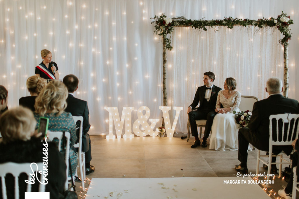 Cérémonie - Mariage - Hiver - Lettre lumineuse - Tapis blanc - décoration cérémonie - Les crâneuses - Château Couturelle