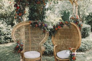 Décoration mariage - cérémonie laïque - Fauteuils emmanuelle - Osier - Fleurs colorées - Les crâneuses