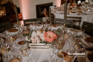 Centre de table mariage - Pastel - Chic - Fleurs - Caisse en bois - Bougeoir doré