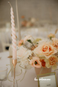 fleurs mariage rose, blush, blanc, bougie rose poudrée, bougeoir doré mariage